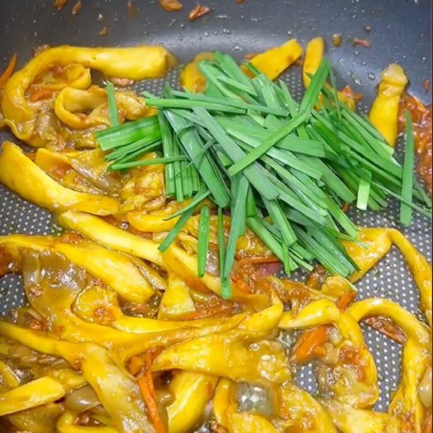Step 3 Sauté the noodles for Vegan Turmeric Noodles (Recipe shared by Tiktok Vegan Kitchen XANH)