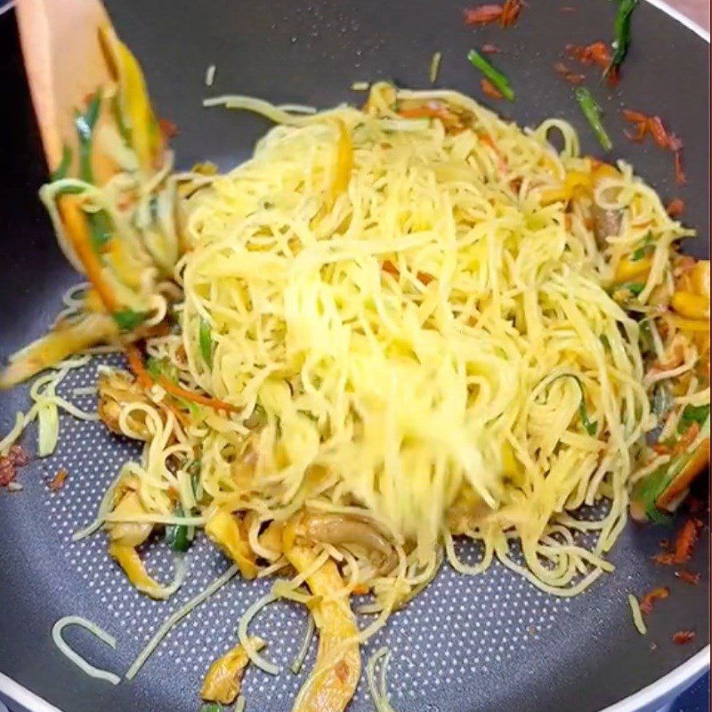 Step 3 Stir-fried noodles with vegetarian turmeric (Recipe shared by Tiktok Vegetarian Kitchen XANH)
