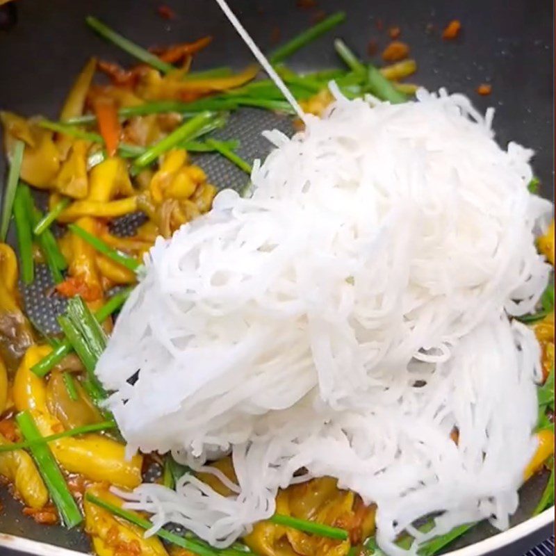 Step 3 Stir-fried noodles with vegetarian turmeric (Recipe shared by Tiktok Vegetarian Kitchen XANH)