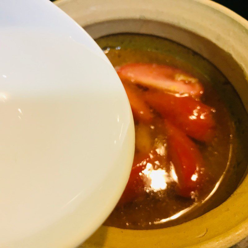 Step 2 Sautéing tomatoes for octopus dipping in rice water