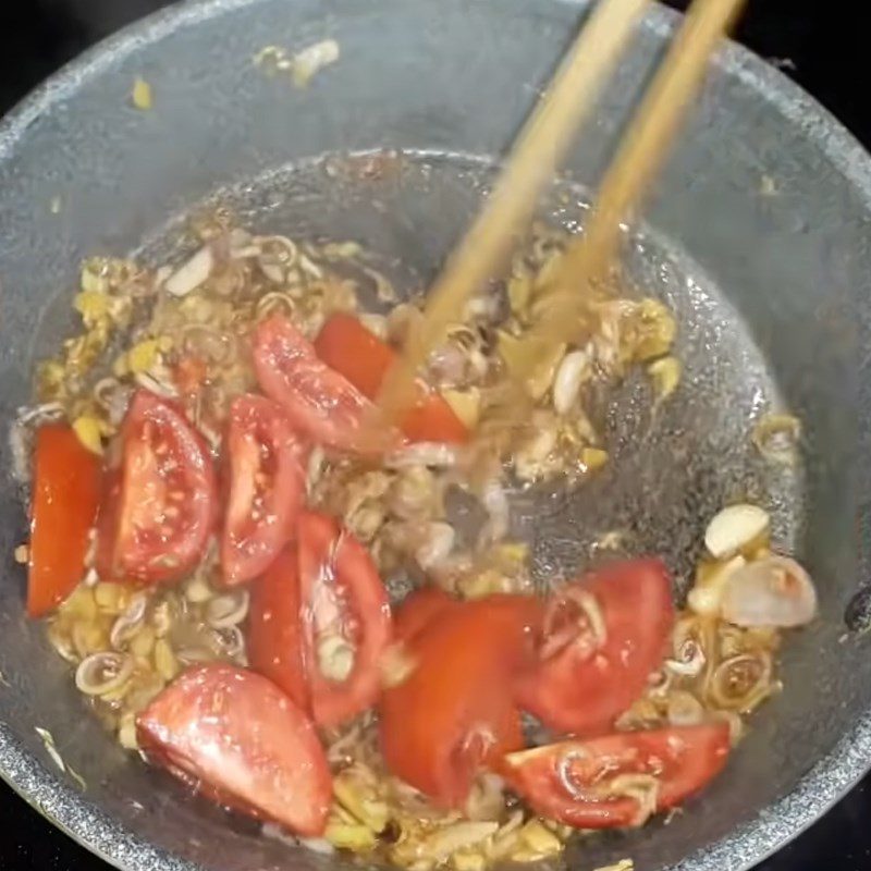 Step 3 Stir-fried tomatoes Beef hotpot with fermented rice