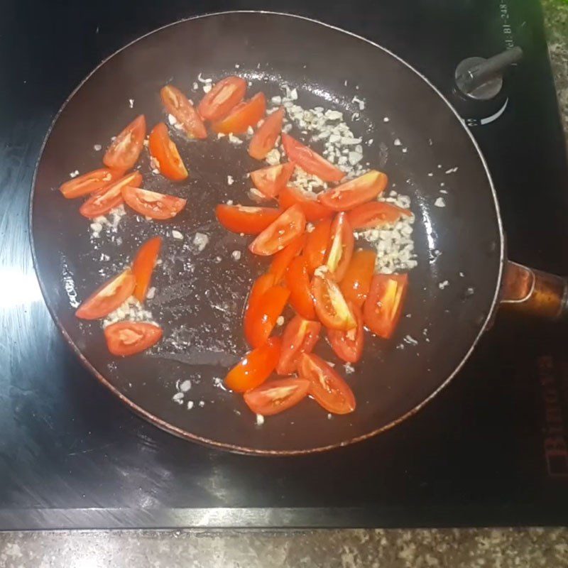Step 3 Sauté tomatoes Dried shrimp with tomato sauce