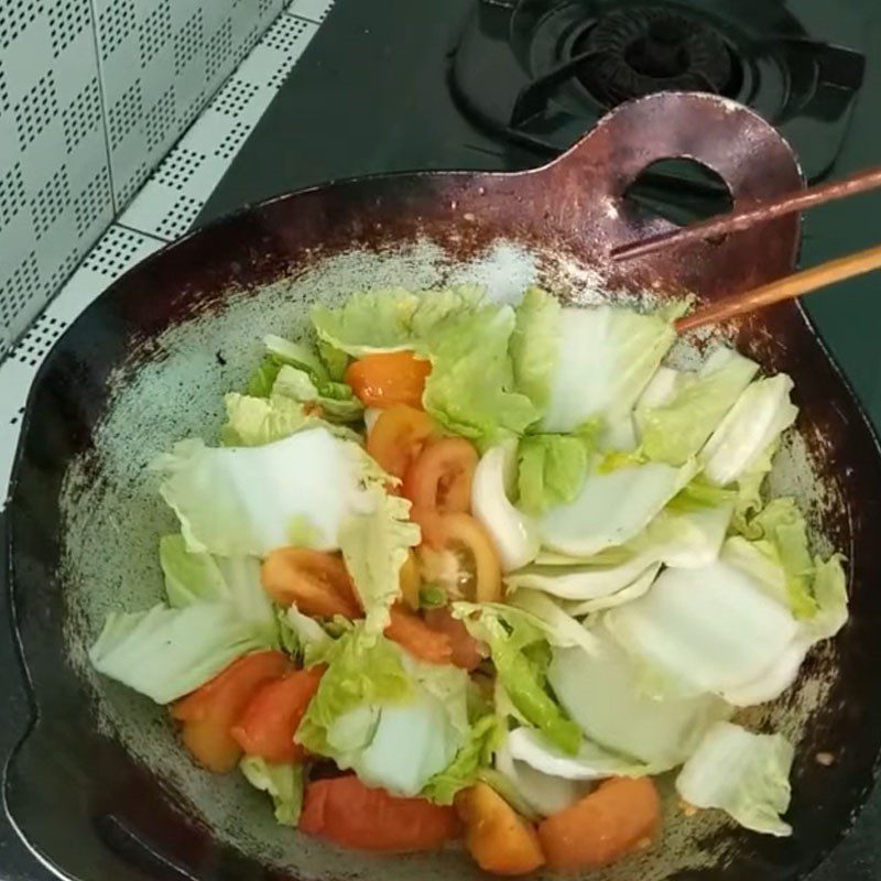 Step 2 Stir-fry tomatoes with cabbage Stir-fried cabbage with tomatoes