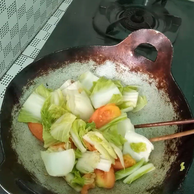 Step 2 Stir-fry tomatoes with cabbage Stir-fried cabbage with tomatoes