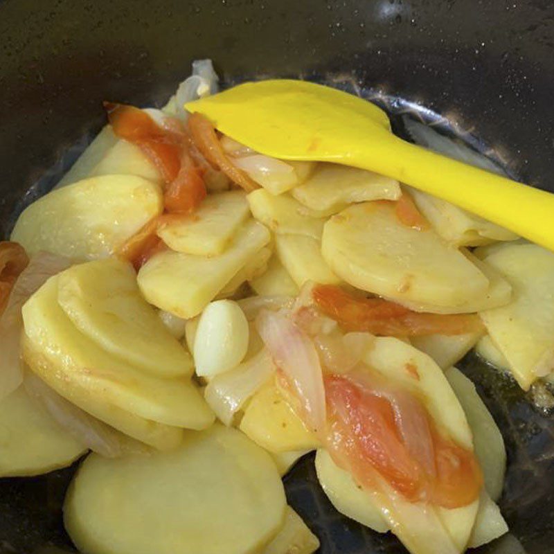 Step 3 Stir-fry tomatoes with potatoes Stir-fried potatoes with tomatoes