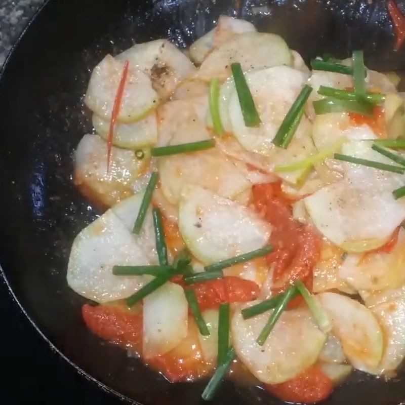 Step 3 Stir-fried tomatoes with kohlrabi Kohlrabi stir-fried with tomatoes