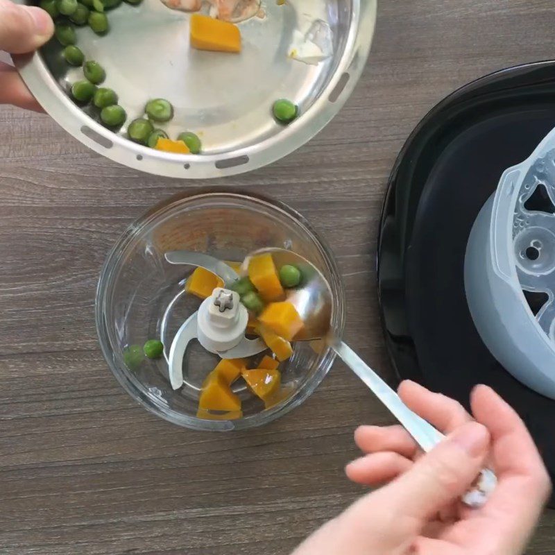 Step 4 Stir-fry salmon and puree vegetables Salmon porridge using a slow cooker