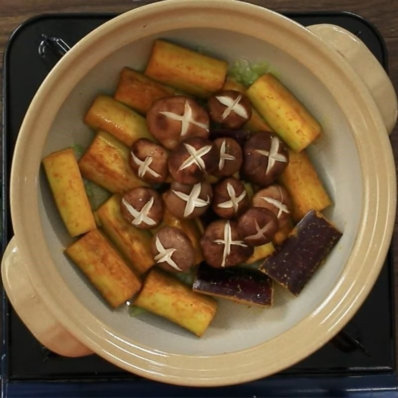 Step 2 Stir-fry eggplant with shiitake mushrooms Eggplant stewed with vegetarian tofu