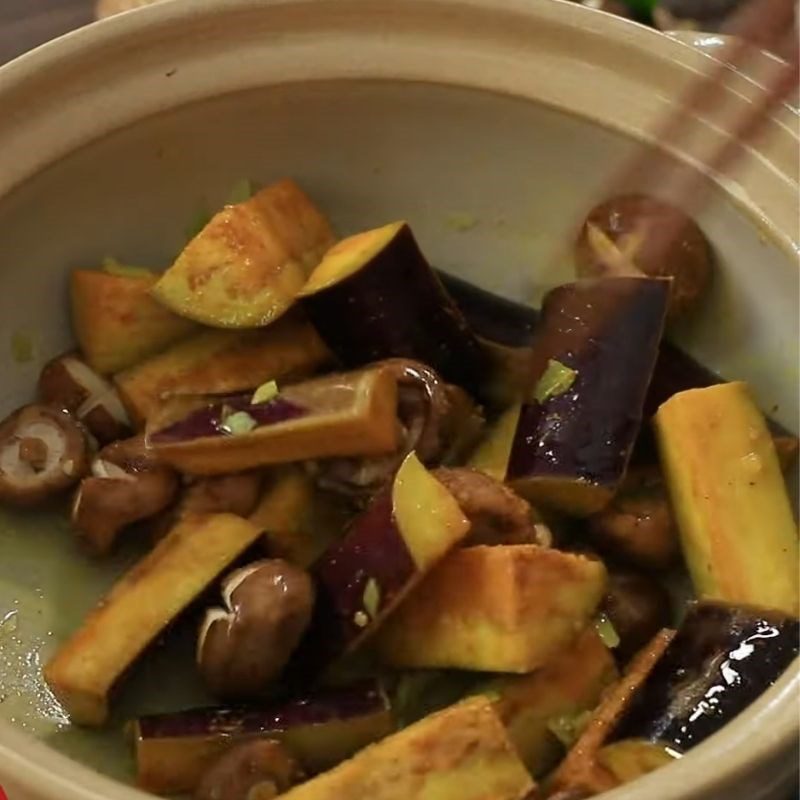 Step 2 Stir-fry eggplant with shiitake mushrooms Eggplant stewed with vegetarian tofu