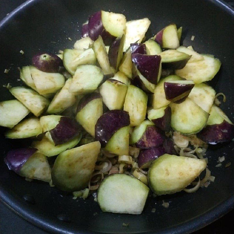 Step 2 Stir-fried eggplant with lemongrass Eggplant stir-fried with lemongrass