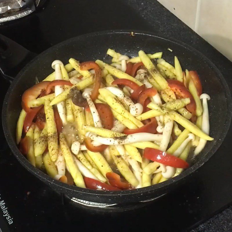 Step 3 Stir-fry various vegetables Baby corn stir-fried with vegetarian bell peppers
