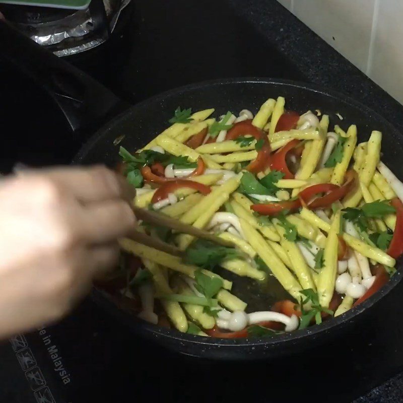 Step 3 Stir-fry various vegetables Baby corn stir-fried with vegetarian bell peppers