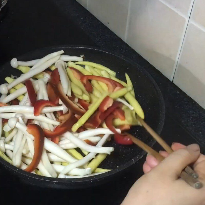 Step 3 Stir-fry various vegetables Baby corn stir-fried with vegetarian bell peppers