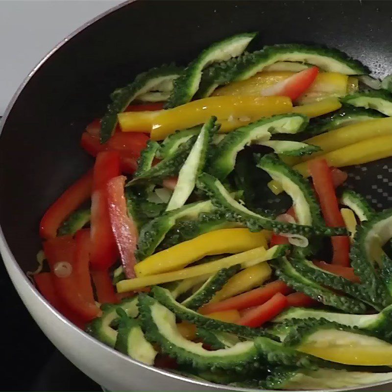 Step 3 Stir-fry the ingredients Bitter melon stir-fry