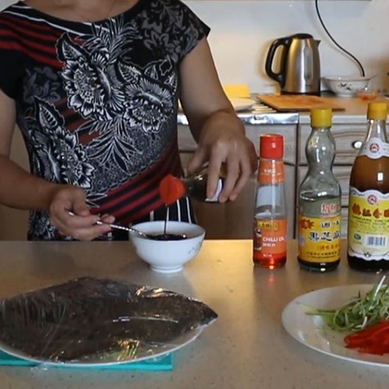 Step 3 Making soy sauce for steamed flounder