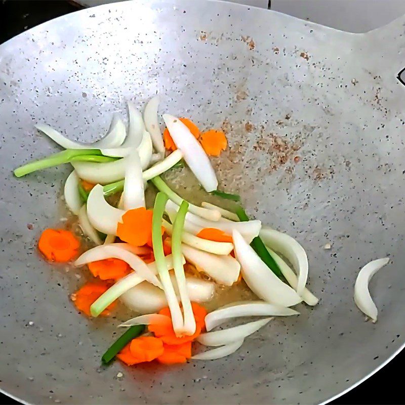 Step 4 Stir-fry the ingredients for Stir-fried squid with ginger and onion