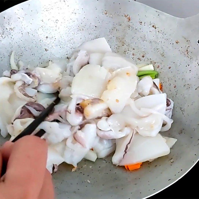 Step 4 Stir-fry the ingredients for Stir-fried squid with ginger and onion