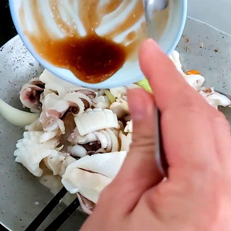 Step 4 Stir-fry the ingredients for Stir-fried squid with ginger and onion