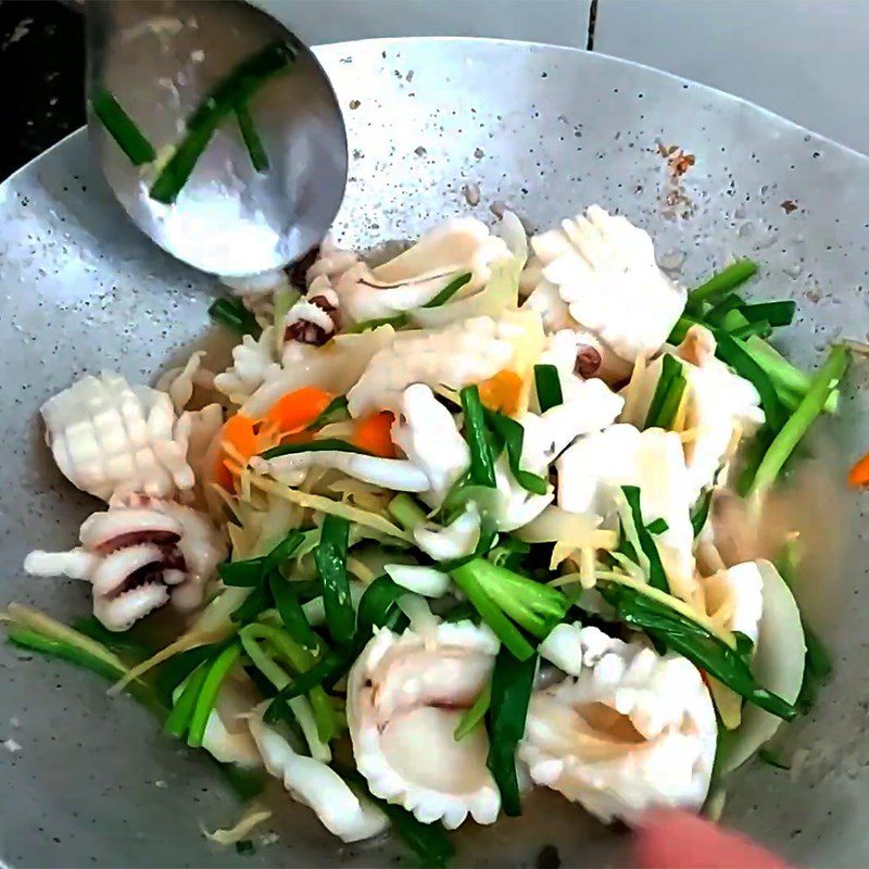 Step 4 Stir-fry the ingredients Squid stir-fried with ginger and onion
