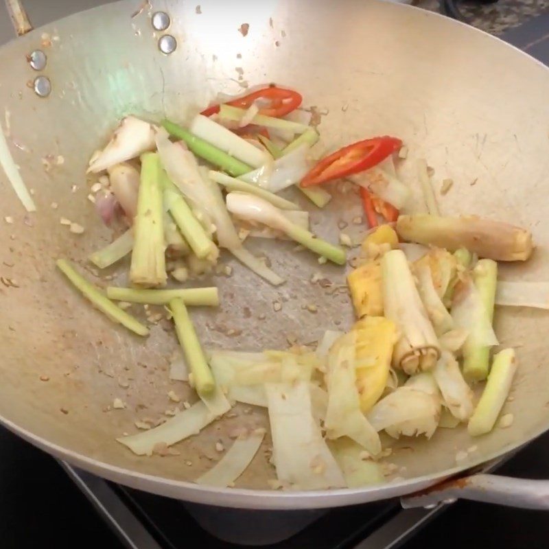 Step 3 Stir-frying the ingredients for Sour Bamboo Shoot Fish Hotpot