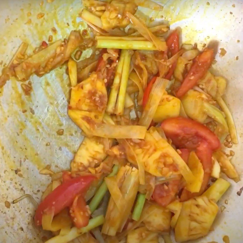 Step 3 Stir-frying the ingredients for Sour Bamboo Shoot Fish Hotpot