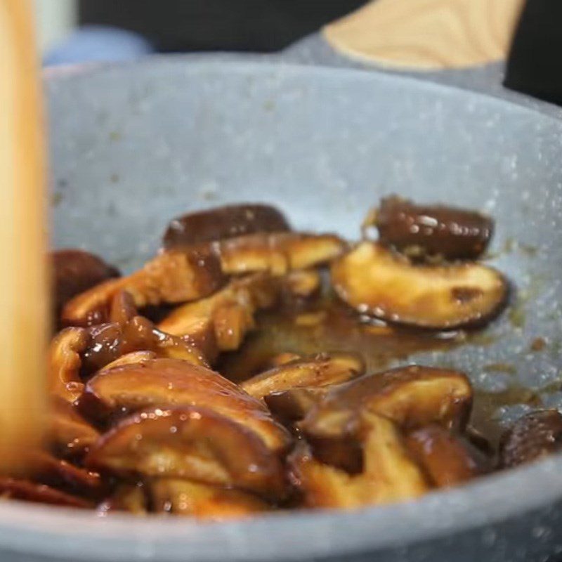 Step 2 Stir-fry the ingredients Udon curry mushrooms
