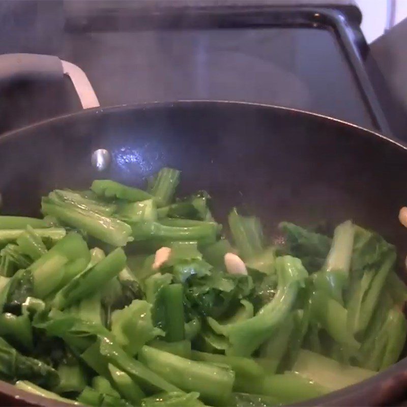 Step 3 Stir-fried mustard greens Stir-fried mustard greens with garlic