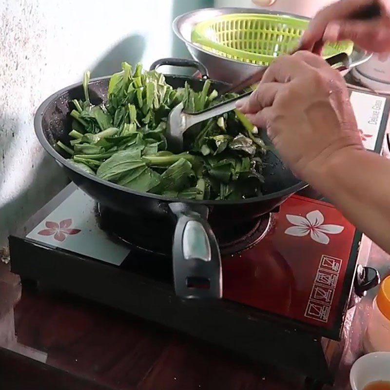 Step 4 Stir-frying broccoli Stir-fried beef with broccoli