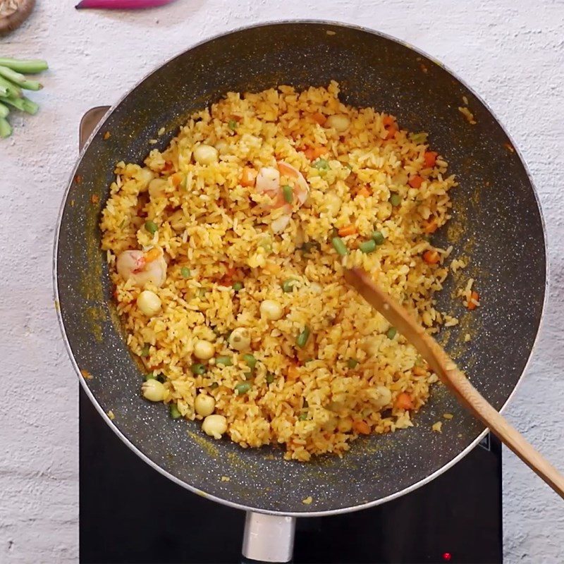 Step 3 Stir-fried rice Rice mixed with egg and steamed lotus leaf