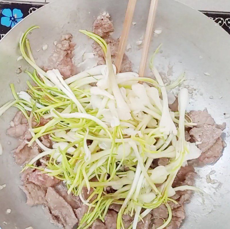Step 3 Stir-fry scallions and ingredients Stir-fried scallions with beef