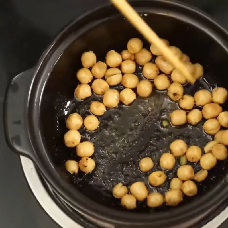 Step 4 Stir-fry lotus root, lotus seeds, sweet potato for lotus root and sweet potato dessert