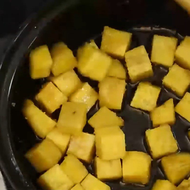 Step 4 Stir-fry lotus root, lotus seeds, sweet potato for lotus root and sweet potato dessert