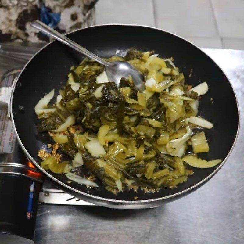 Step 5 Stir-frying sour cabbage Hủ tiếu hồ