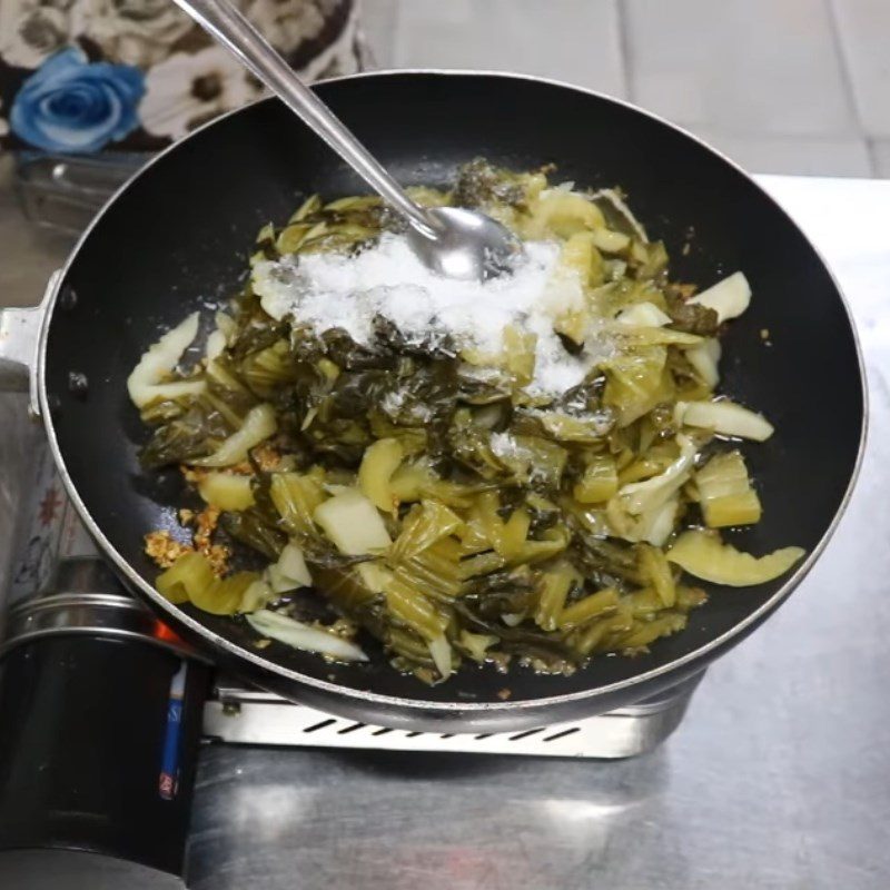 Step 5 Stir-frying sour cabbage Hủ tiếu hồ