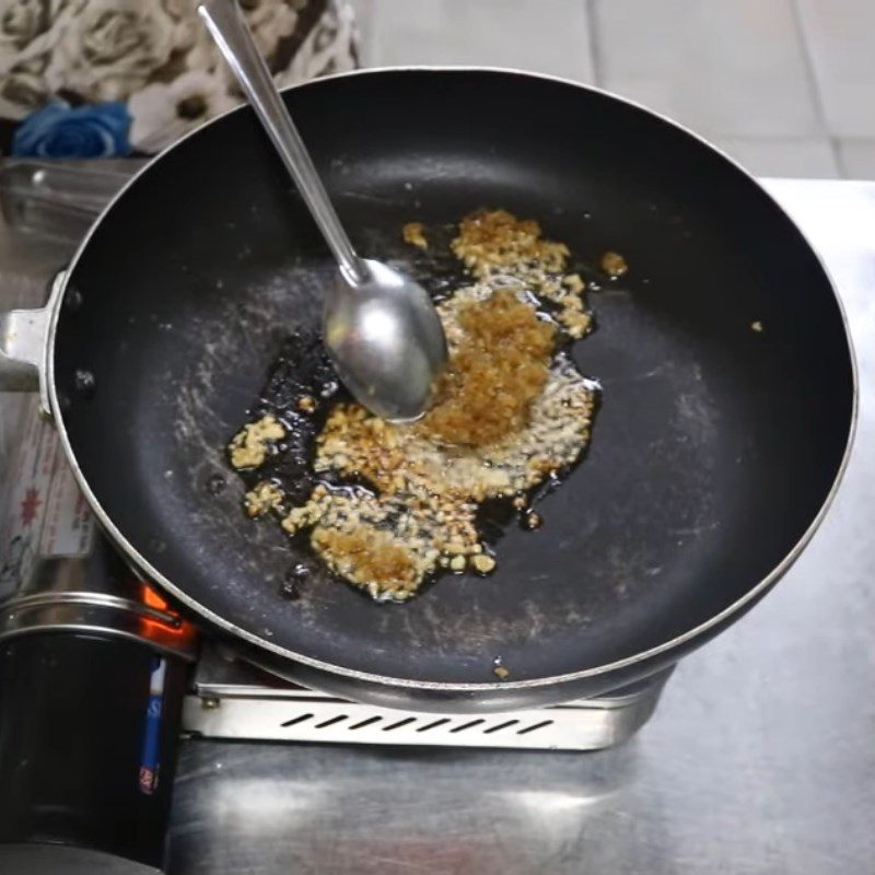 Step 5 Stir-frying sour cabbage Hủ tiếu hồ