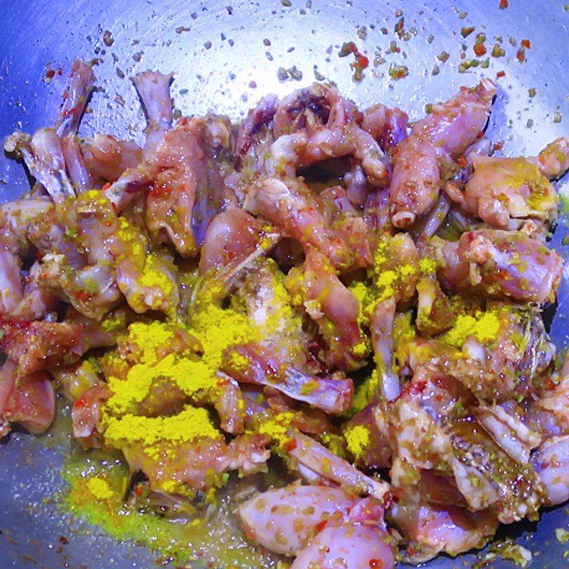 Step 3 Stir-fried Frog Frog stir-fried with lemongrass and turmeric