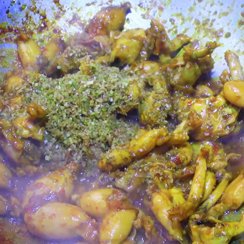 Step 3 Stir-fried Frog Frog stir-fried with lemongrass and turmeric