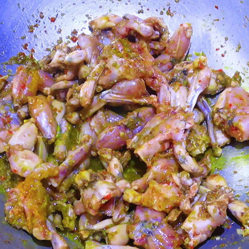 Step 3 Stir-fried Frog Frog stir-fried with lemongrass and turmeric