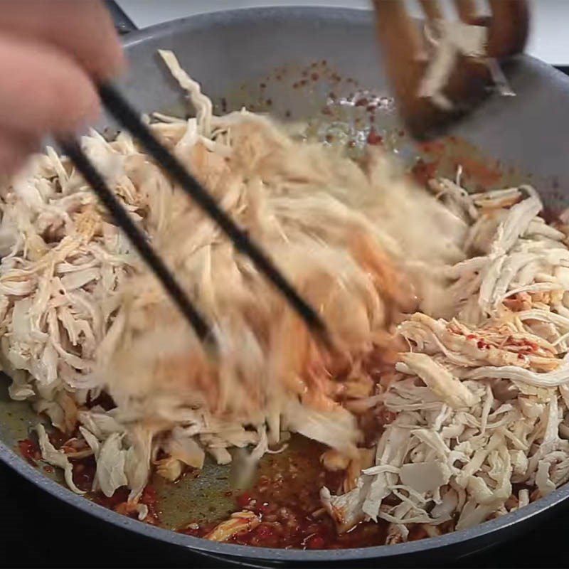 Step 4 Stir-fry chicken for dried chicken using a microwave
