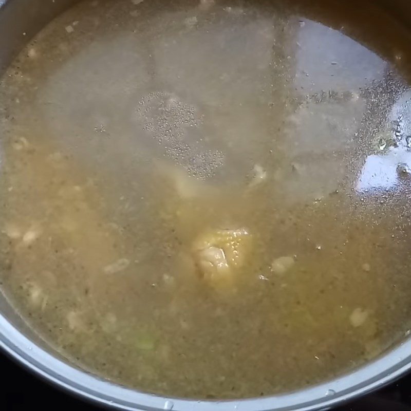 Step 3 Stir-fry chicken for chicken noodle soup
