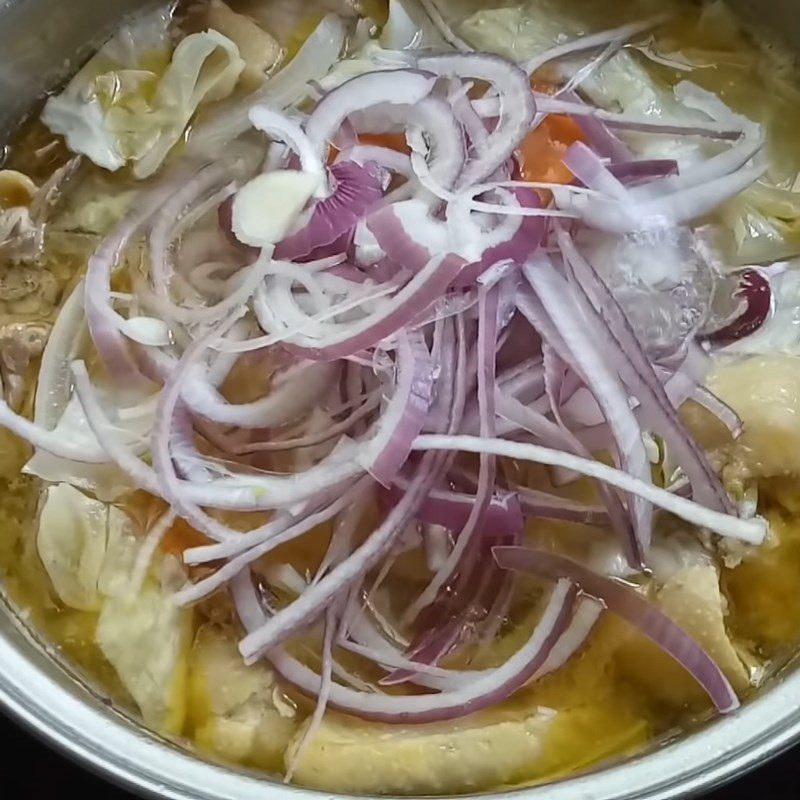 Step 3 Stir-fry chicken for chicken noodle soup