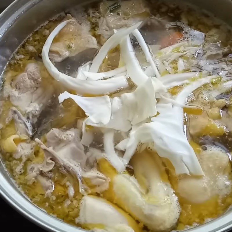 Step 3 Stir-fry chicken for chicken noodle soup