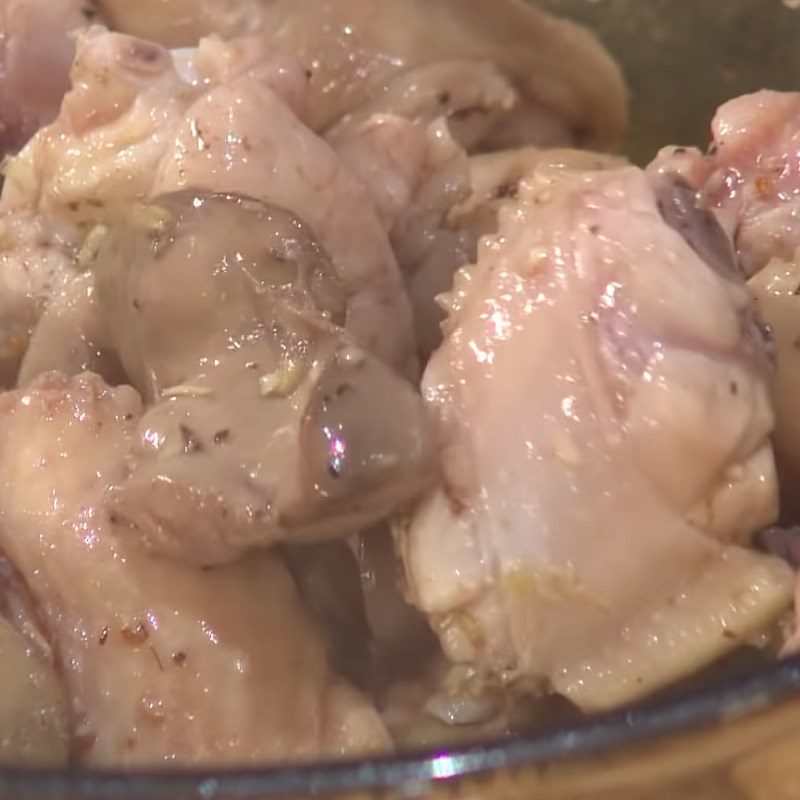 Step 3 Stir-fry chicken and intestines Thai chicken soup