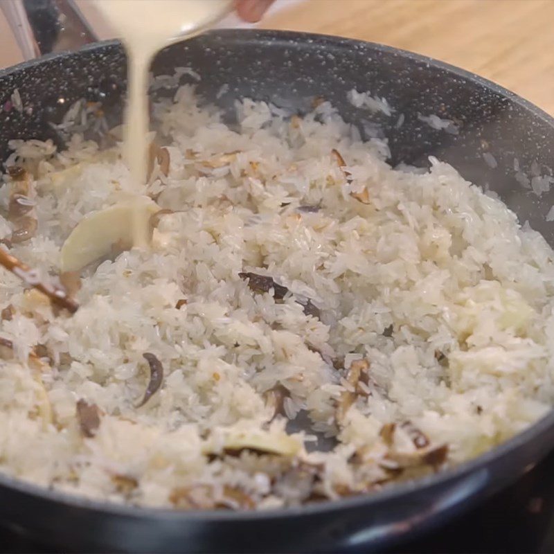 Step 2 Stir-fry the rice and cook Pigeon Rice
