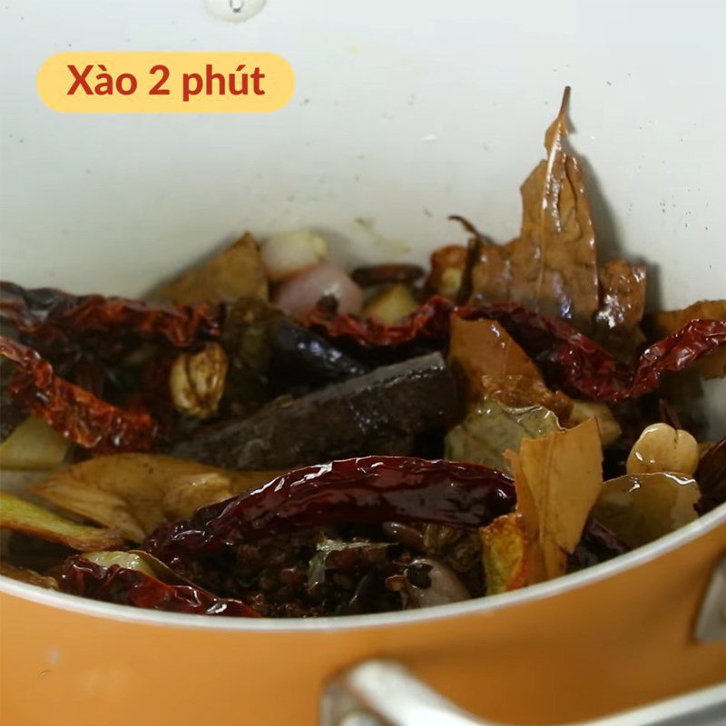 Step 2 Stir-fry dry spices Spicy sour vermicelli Trùng Khánh
