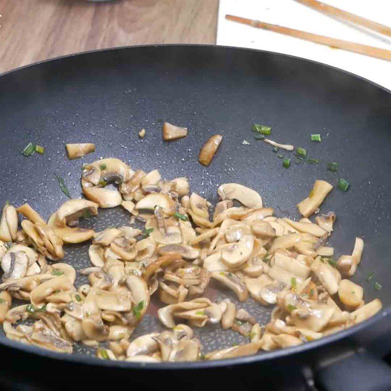 Step 8 Stir-fried onions and mushrooms Vegetarian salty sticky rice