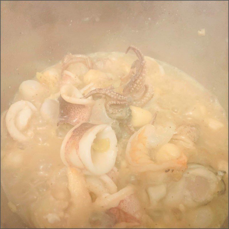 Step 4 Stir-fried seafood porridge