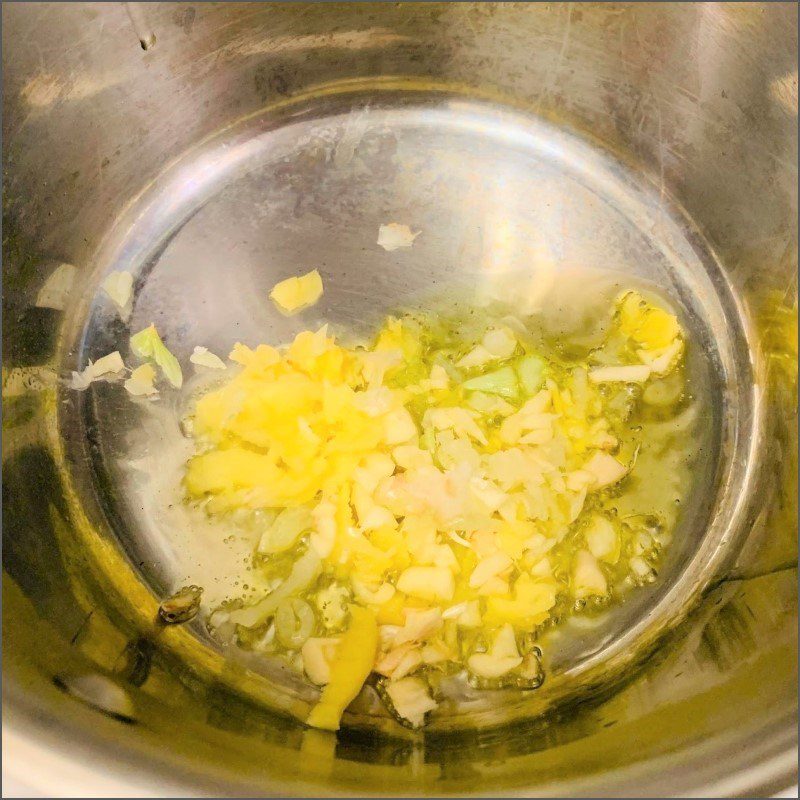 Step 4 Stir-fry seafood Seafood porridge