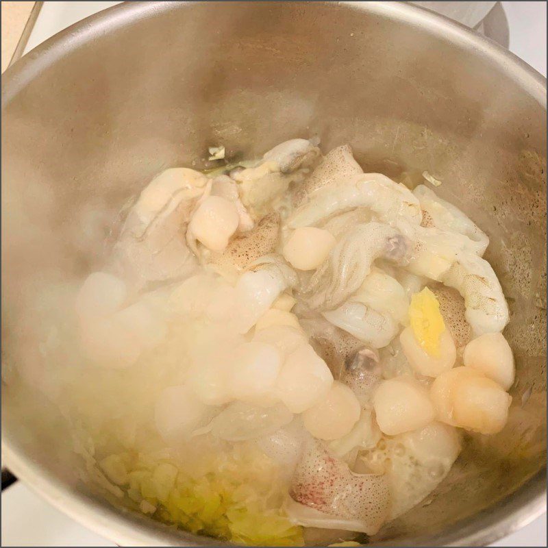 Step 4 Stir-fried seafood porridge