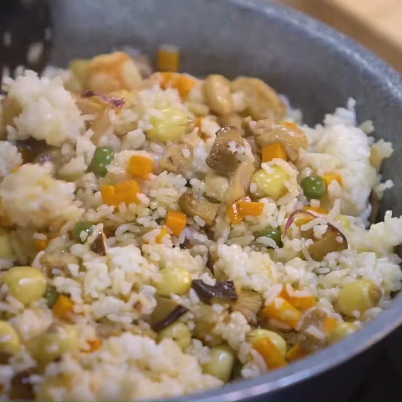 Step 2 Stir-fry shrimp and meat mixture and mix with rice Lotus leaf steamed rice